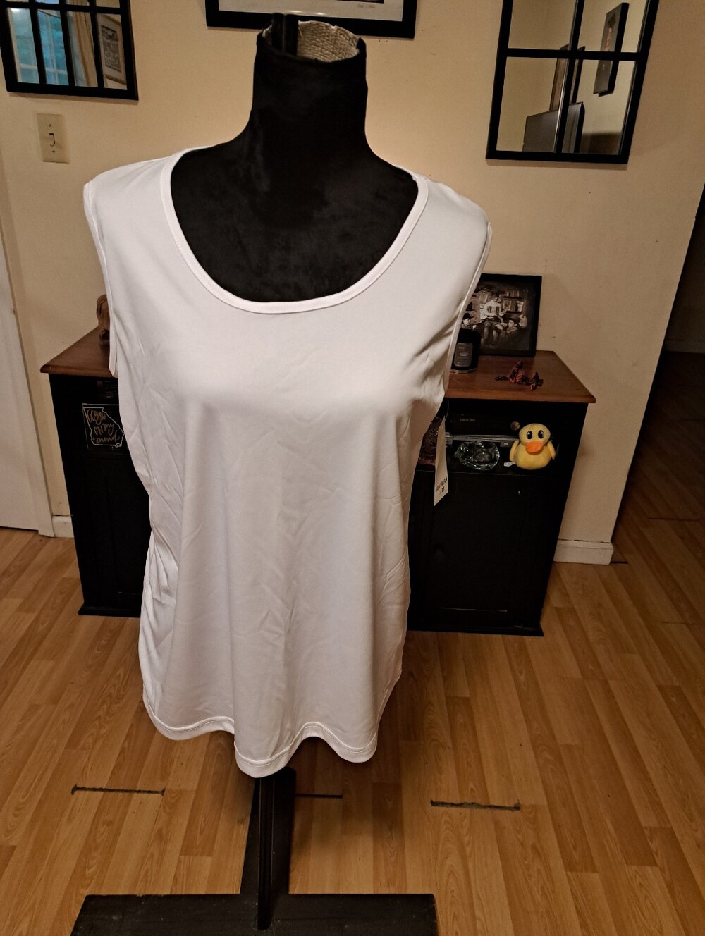 New Medium Southern Lady White Sleeveless Tank Top Muscle Shirt Pullover